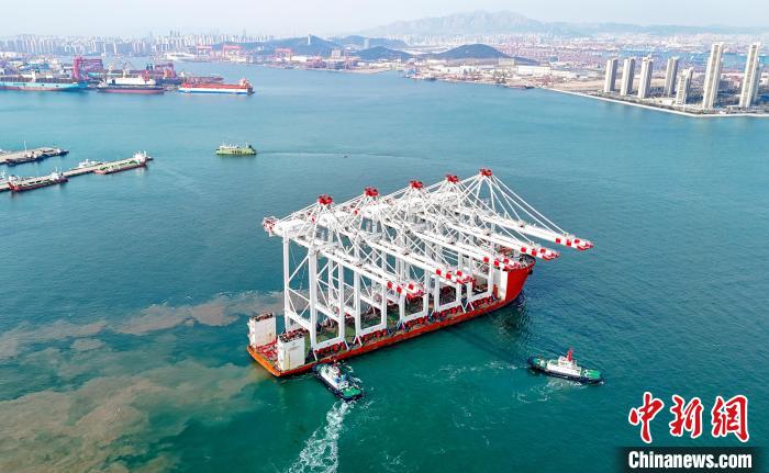五台超大型岸桥从青岛西海岸新区起运发往埃及
